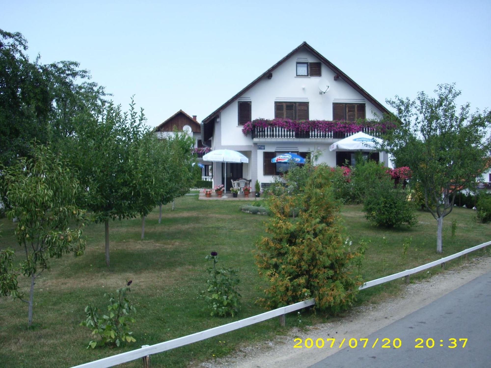 Guest House Adrijana Selište Drežničko Buitenkant foto