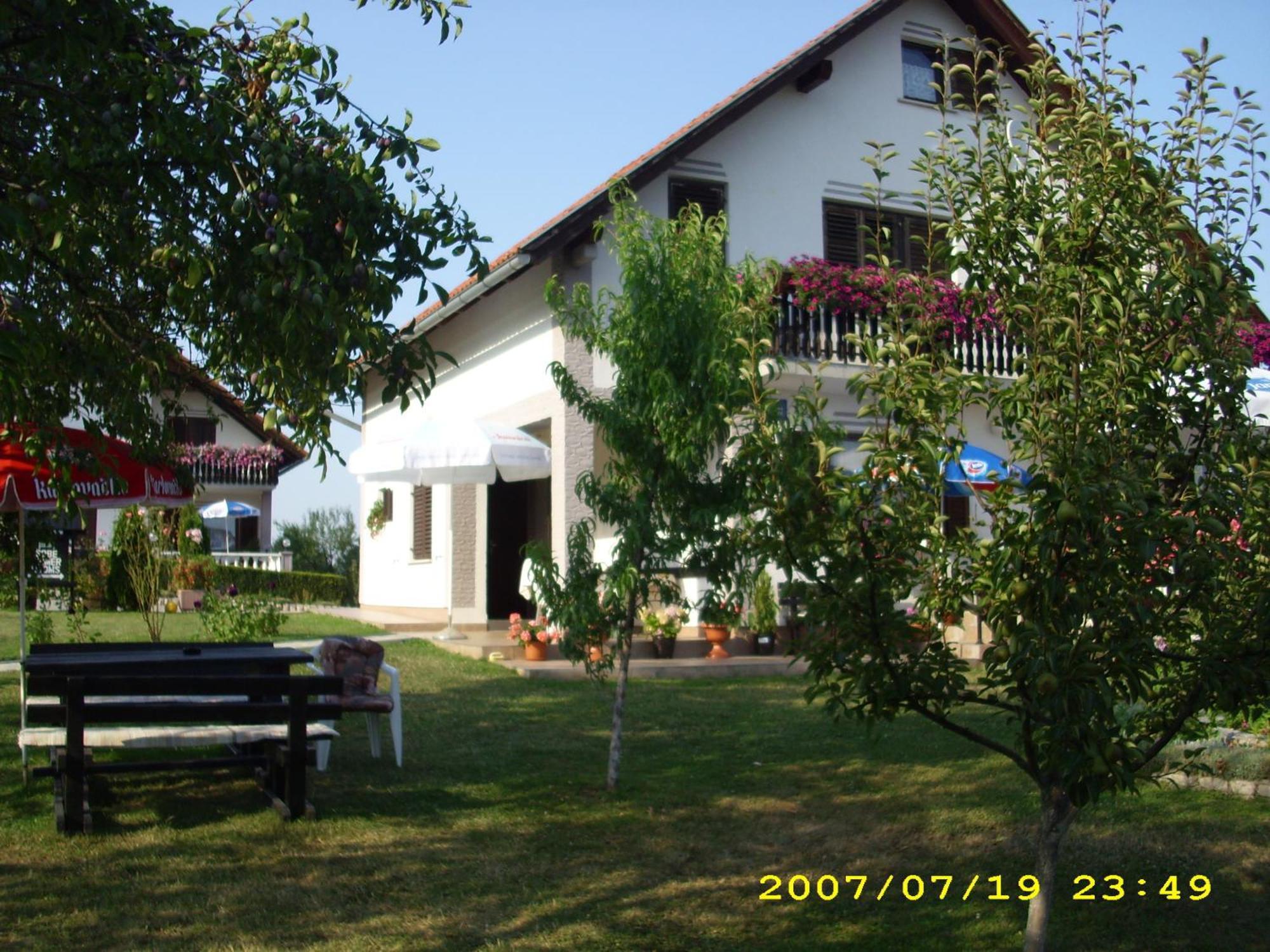 Guest House Adrijana Selište Drežničko Buitenkant foto