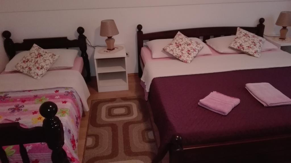 Guest House Adrijana Selište Drežničko Buitenkant foto